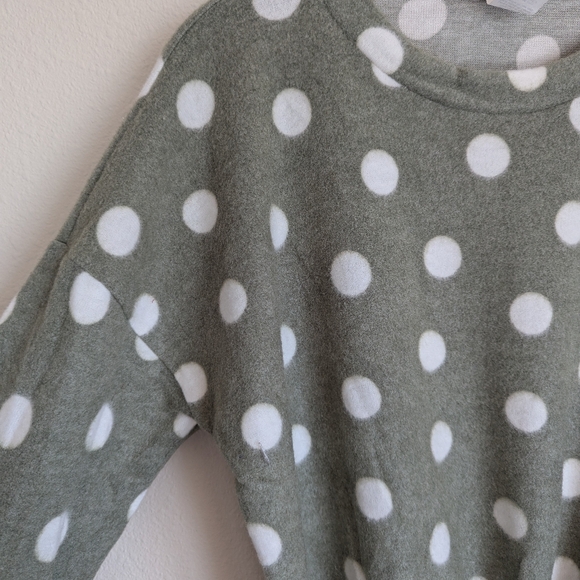 NWOT Gray and White Polka Dot Top Size M - Picture 3 of 4